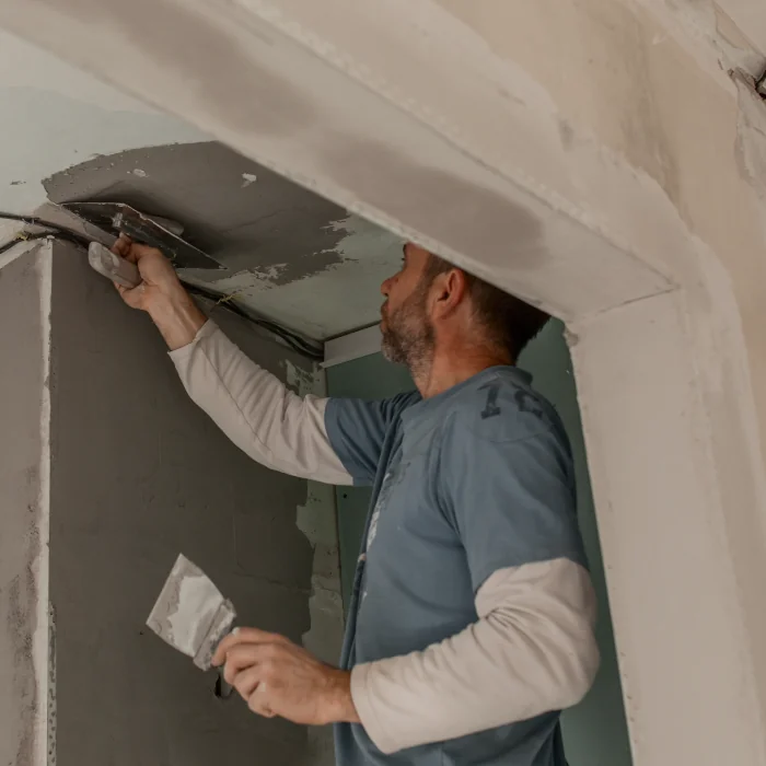 Handwerker in einem Raum im Innenausbau