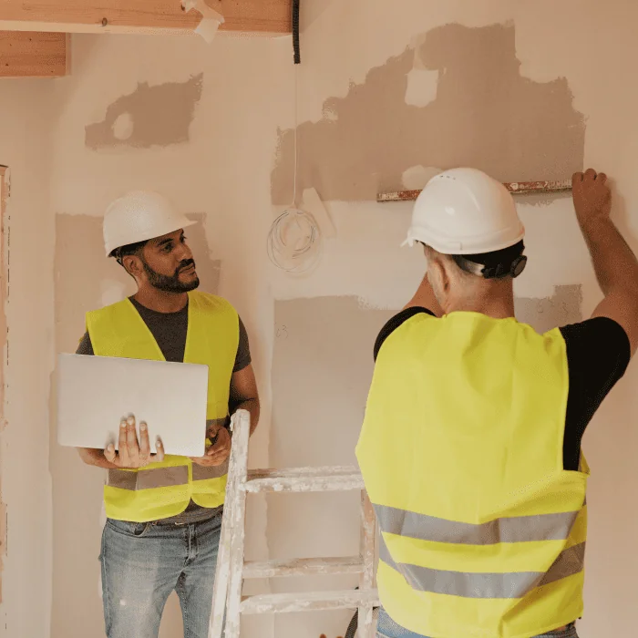 Zwei Handwerker bei der Wohnungsrenovierung