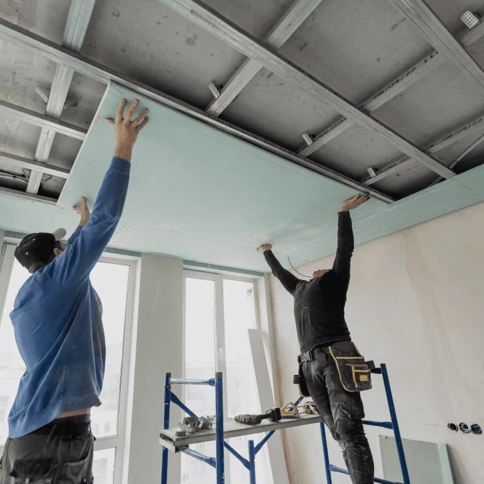 Handwerker montieren eine Trockenbaudecke