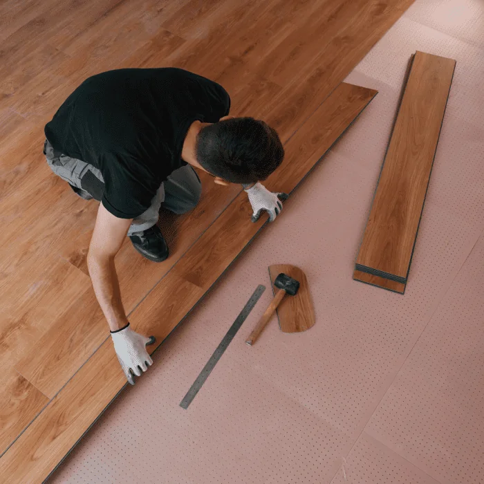 Handwerker verlegt Laminat