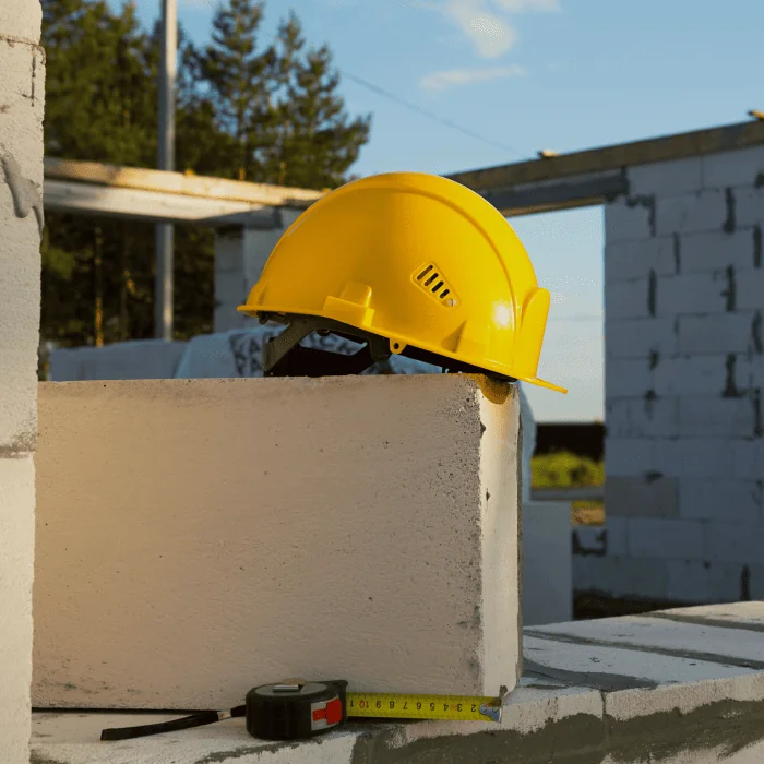 Schutzhelm auf einer Baustelle