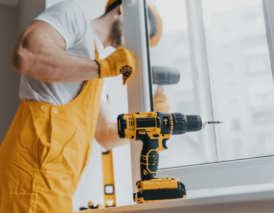 Handwerker führt eine kleine Reparatur aus