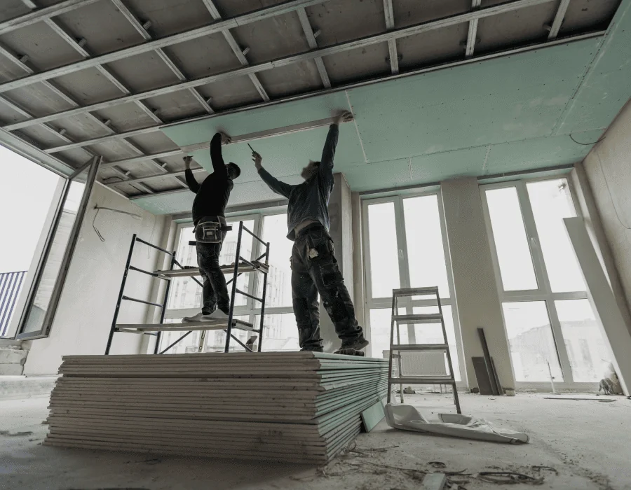 Raum im Umbau mit offener Decke und Baumaterial