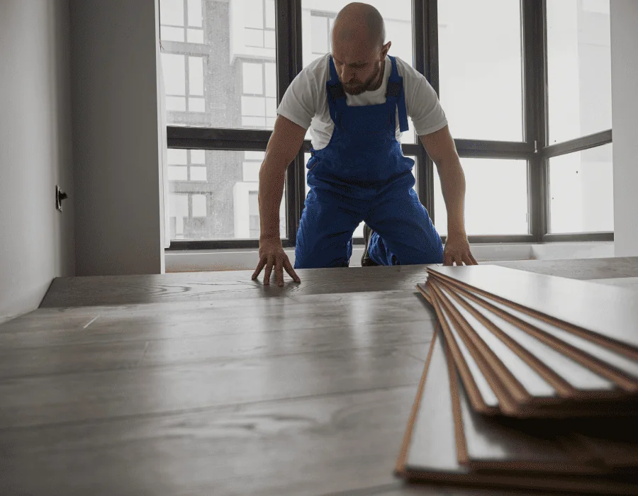 Handwerker verlegt einen Holzboden